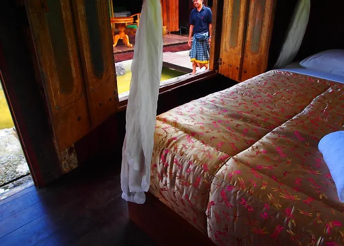 ホリデーパーク Joglo Taman Sari 4*